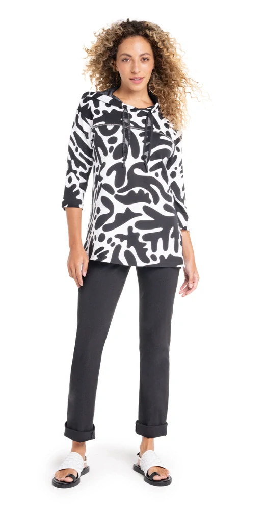 Doris Streich černo-bílá mikina s abstraktním vzorem a kapucí