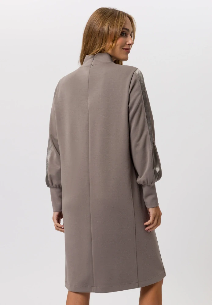 TUZZI stylové šaty s metalickými detaily a pohodlným střihem