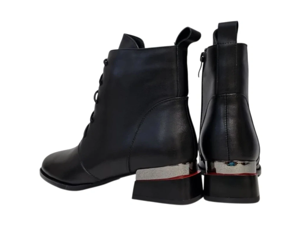 Urban Ladies  černé kotníkové boty s moderním kovovým detailem