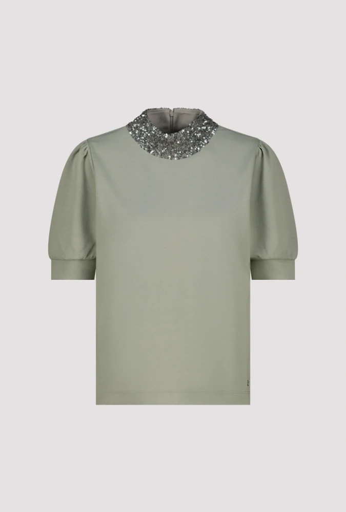 Monari top s krátkým rukávem a výrazným zdobeným stojáčkem