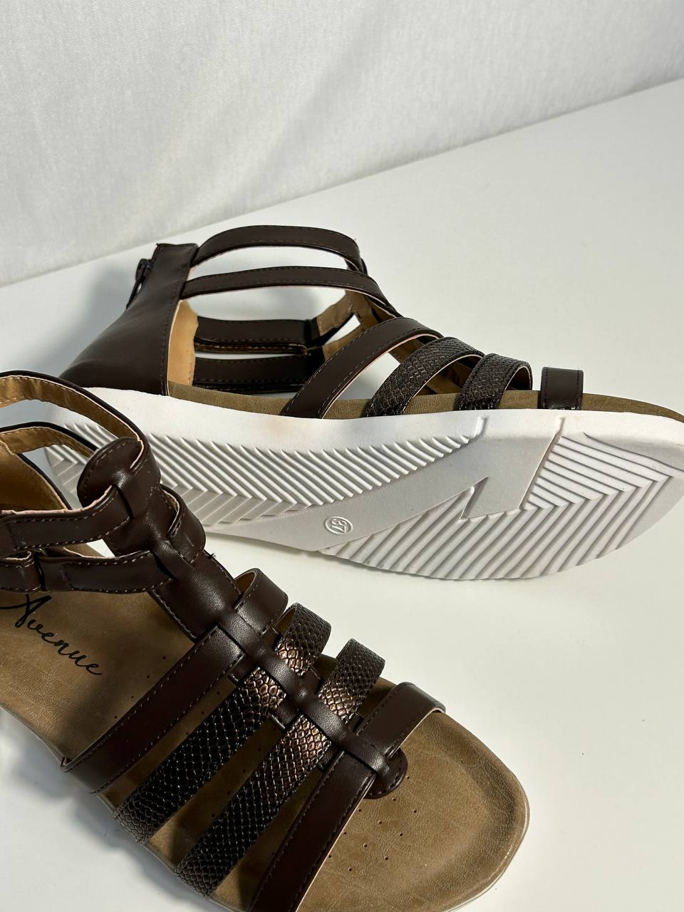 Sandálky Avenue s otevřenou špičkou a praktickým zapínáním na nártu