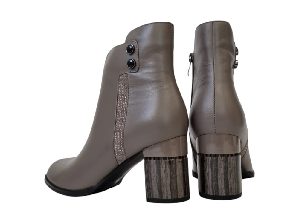 Urban ladies šedé kožené kotníkové boty s designovým podpatkém