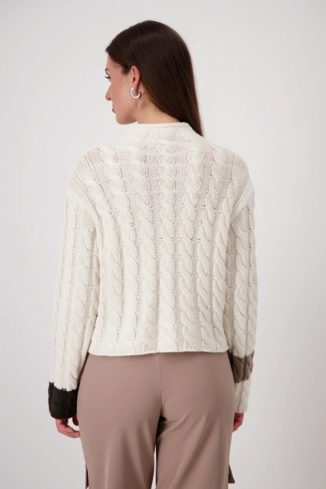 Svetr se vzorem kabelového stehu