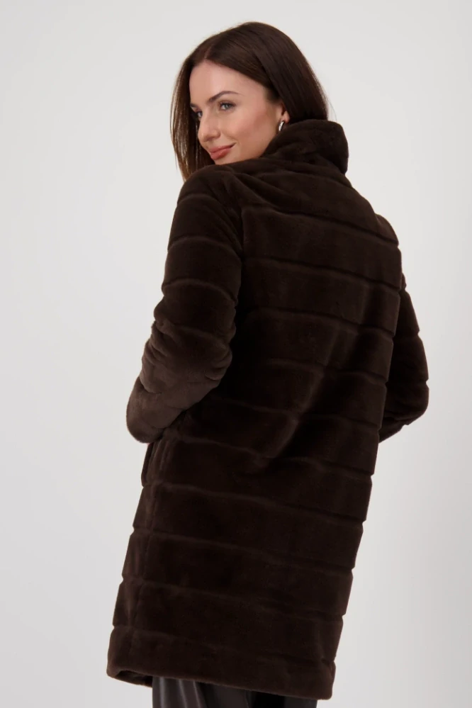 Monari útulný a stylový kabát z umělé kožešiny