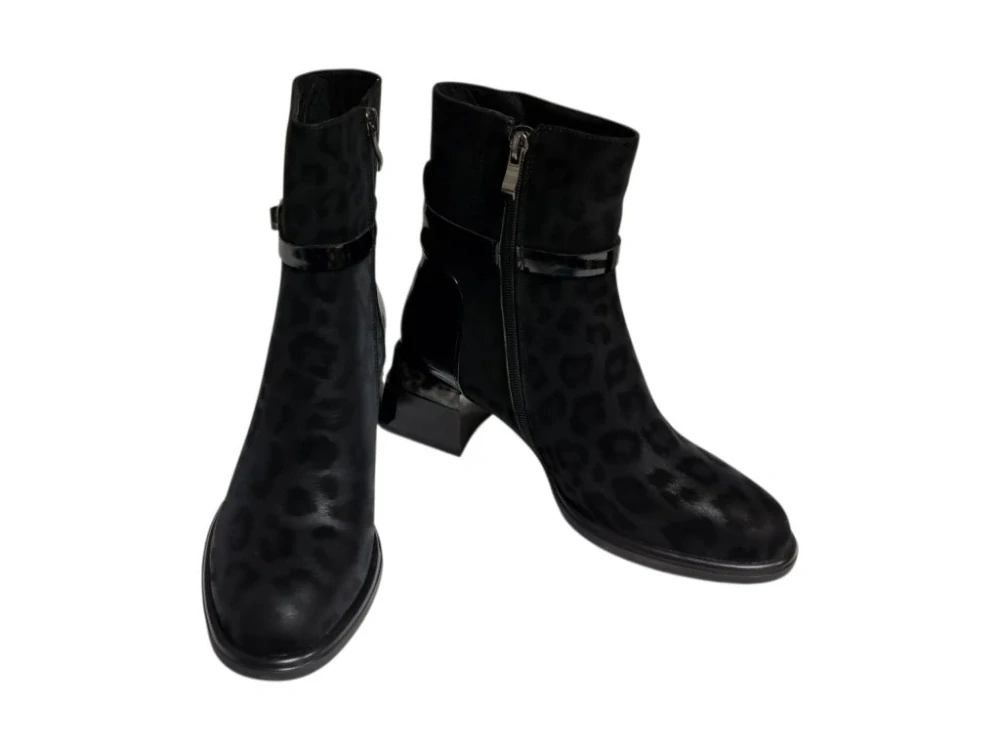 Urban Ladies stylové černé kotníkové boty s decentním leopardím vzorem
