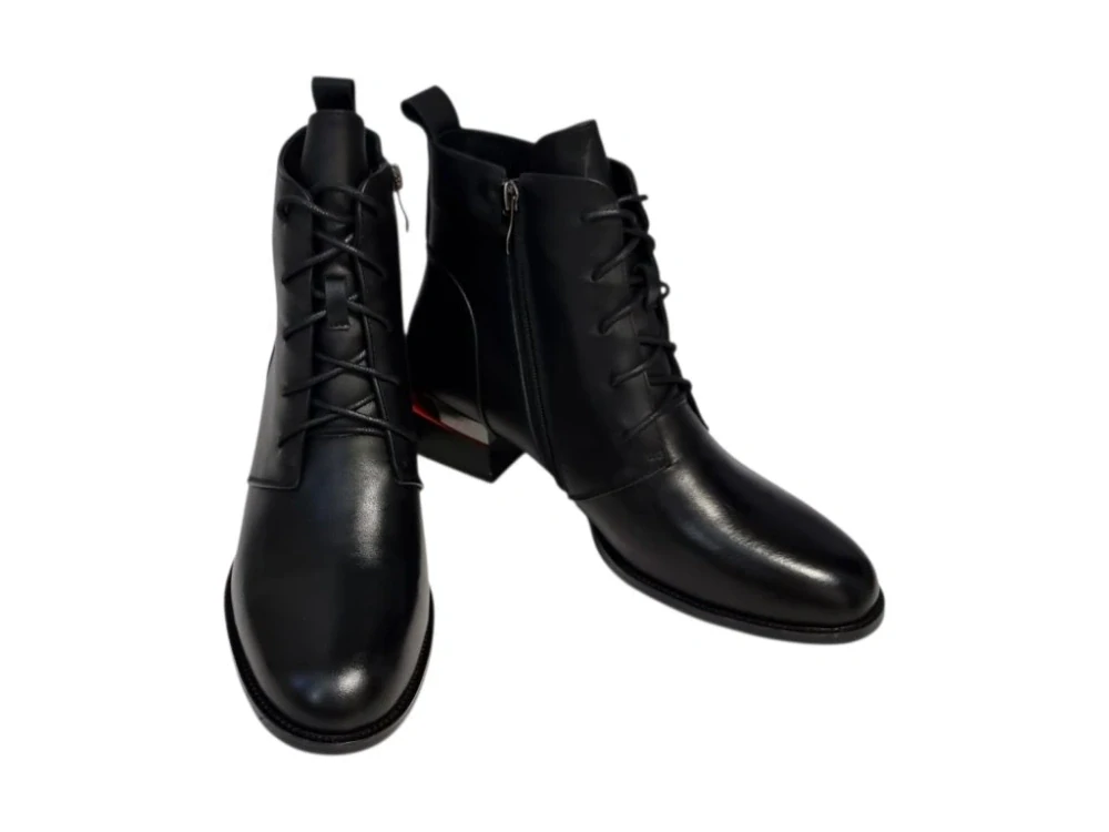 Urban Ladies  černé kotníkové boty s moderním kovovým detailem