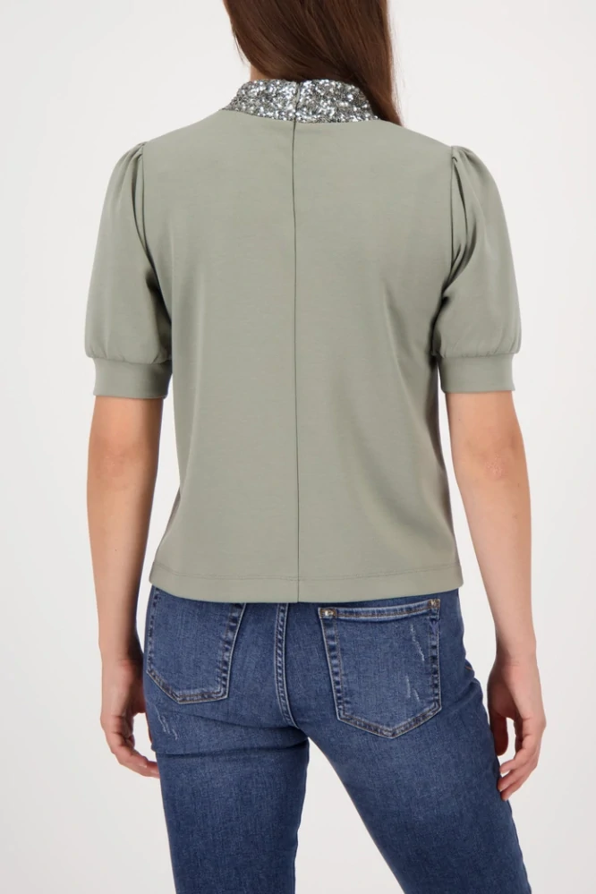 Monari top s krátkým rukávem a výrazným zdobeným stojáčkem