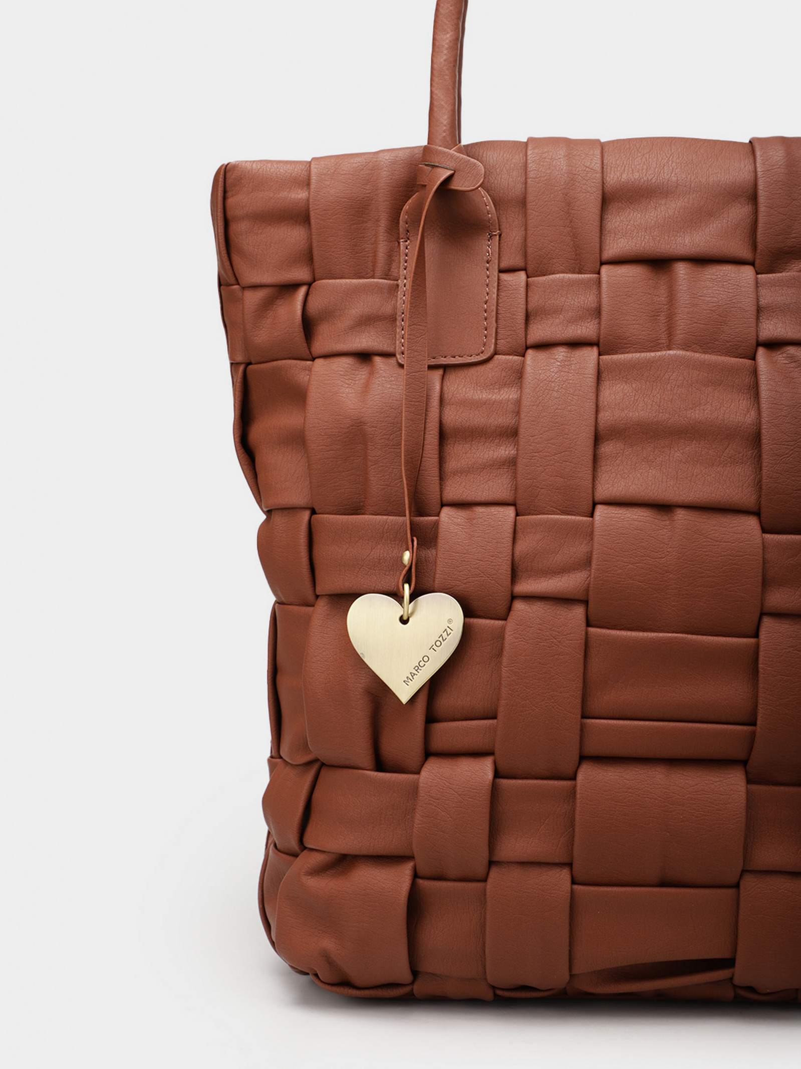 Marco Tozzi originální a praktická dámská kabelka s osobitým detailem srdíčka