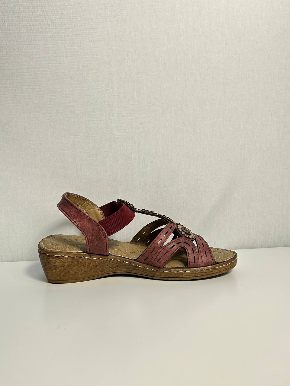 Sandály Avenue s ozdobnými květinami na páscích