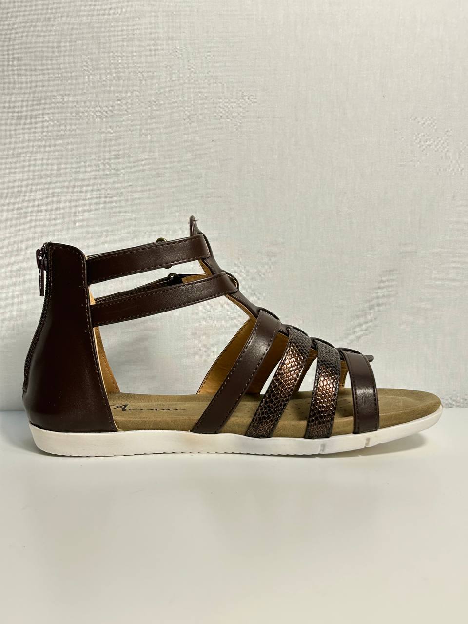 Sandálky Avenue s otevřenou špičkou a praktickým zapínáním na nártu