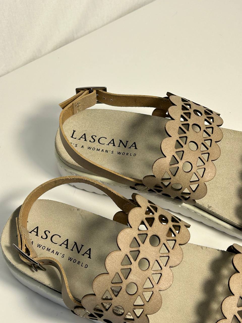 LASCANA kožené sandály s perforací