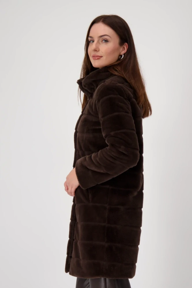 Monari útulný a stylový kabát z umělé kožešiny