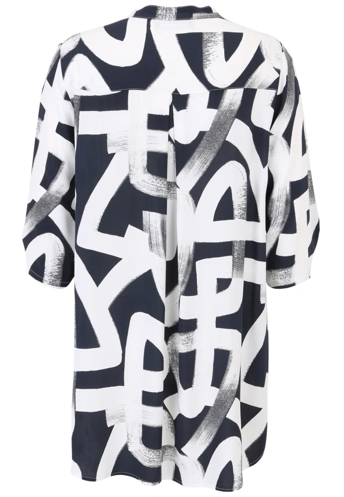 Doris Streich halenka s abstraktním černobílým vzorem