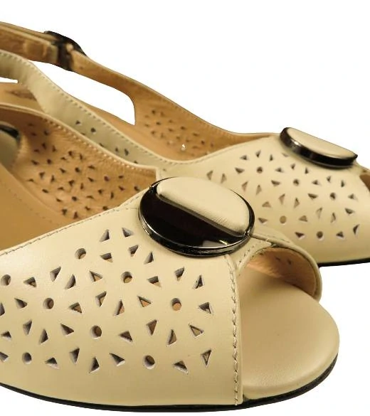 Urban Ladies dámské krémové sandály s otevřenou špičkou a kovovou sponou