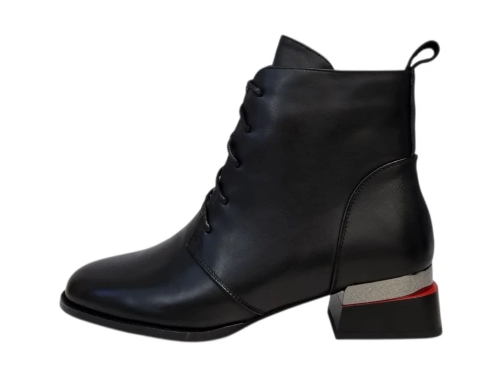 Urban Ladies  černé kotníkové boty s moderním kovovým detailem