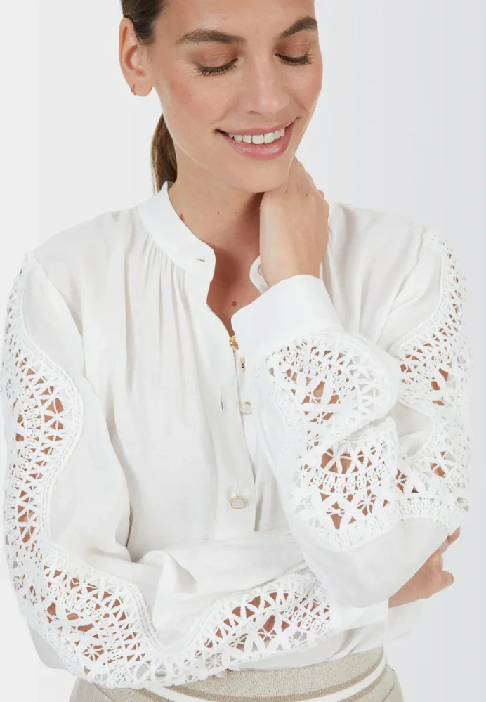 Marc Aurel bílá halenka s krajkovými rukávy