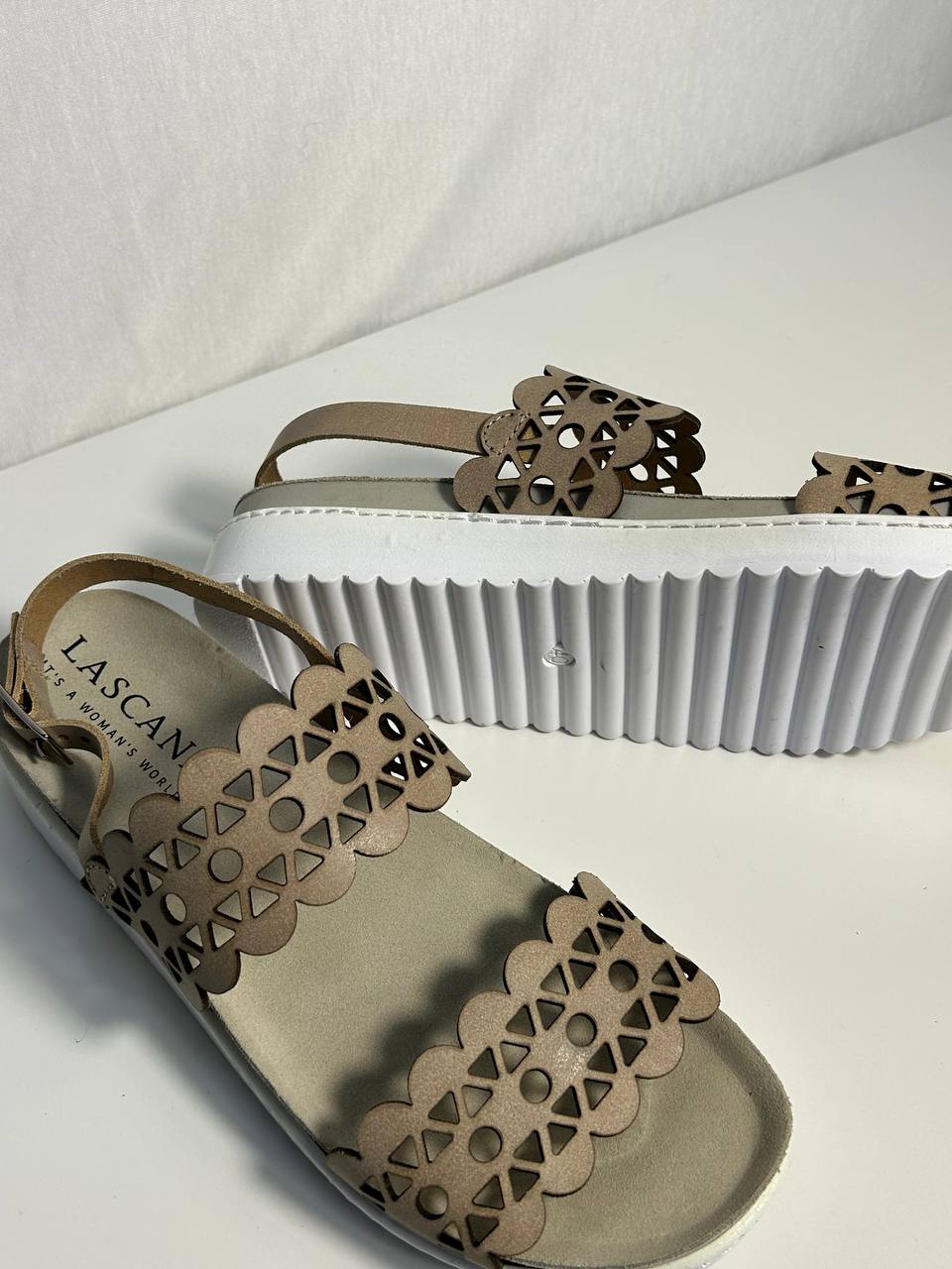 LASCANA kožené sandály s perforací