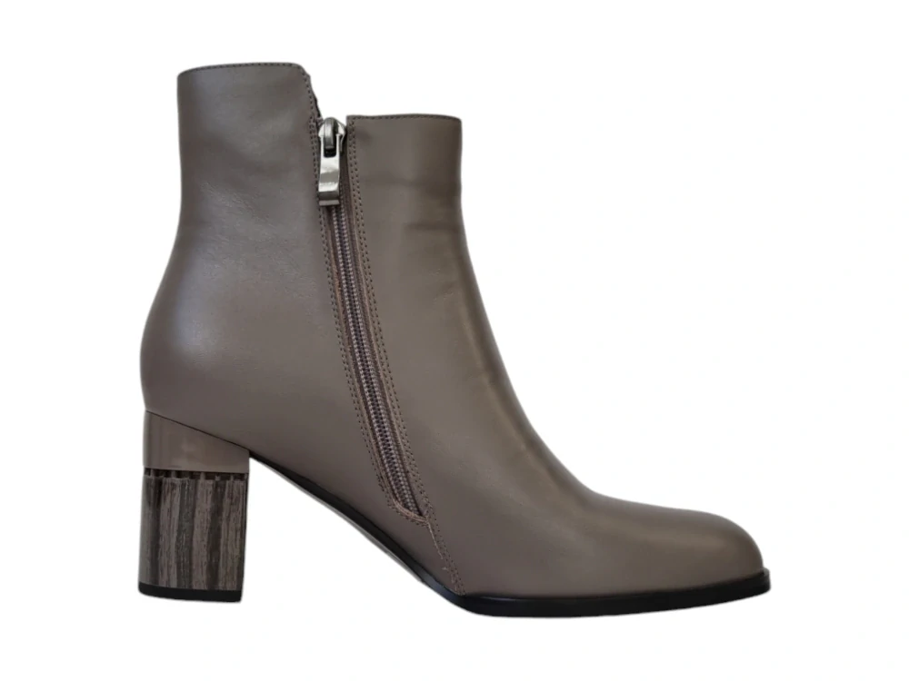 Urban ladies šedé kožené kotníkové boty s designovým podpatkém