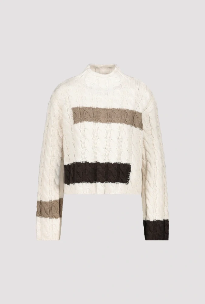 Svetr se vzorem kabelového stehu