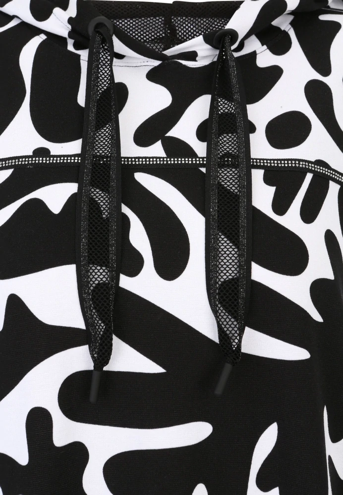 Doris Streich černo-bílá mikina s abstraktním vzorem a kapucí