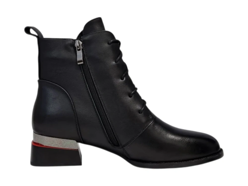 Urban Ladies  černé kotníkové boty s moderním kovovým detailem