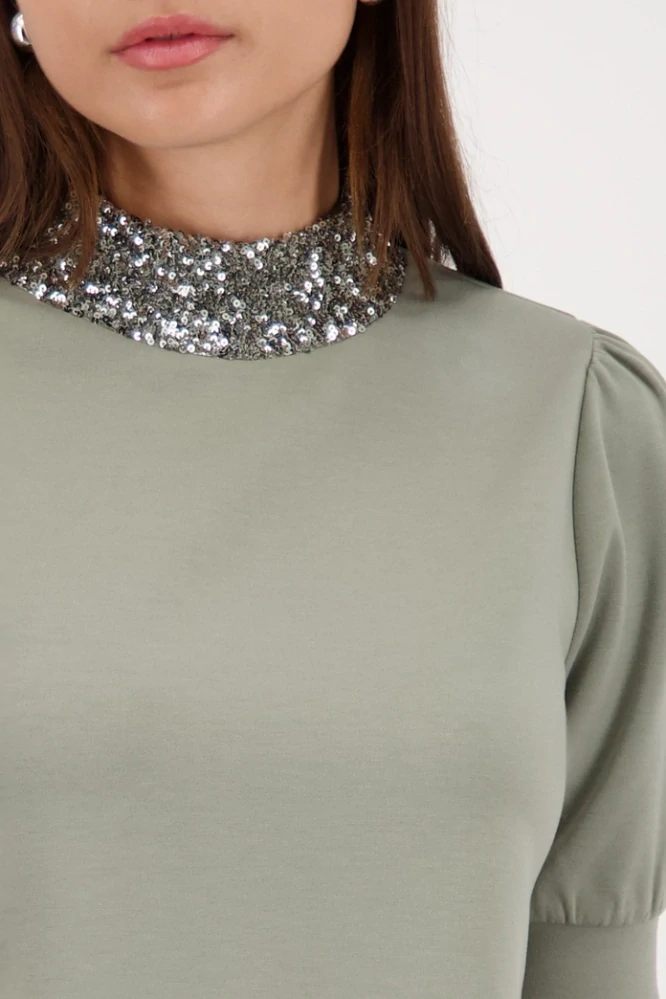 Monari top s krátkým rukávem a výrazným zdobeným stojáčkem