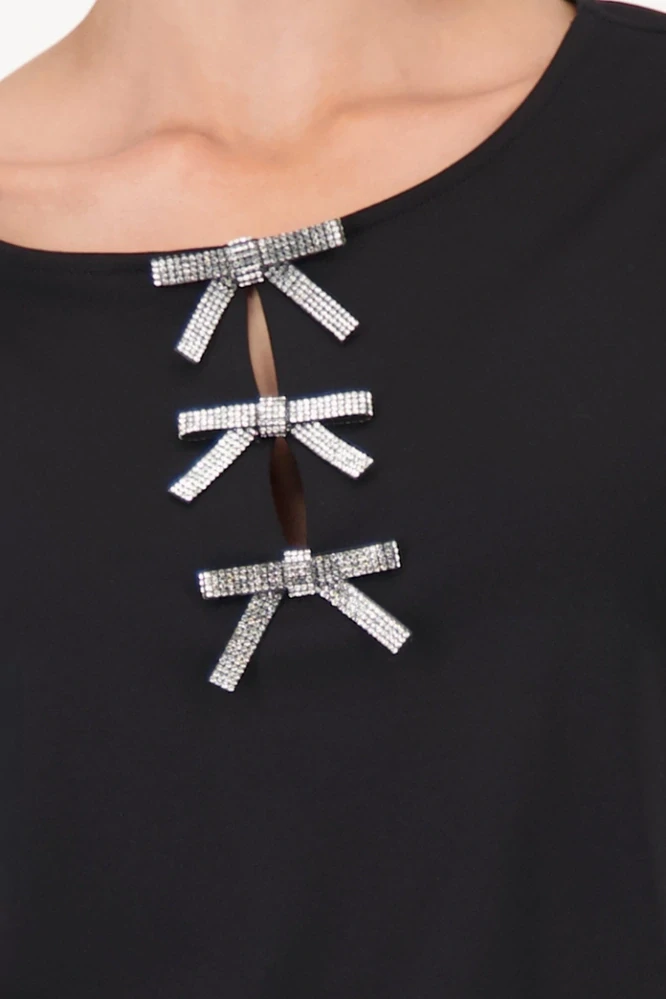 Monari elegantní černá halenka s ozdobnými mašličkami