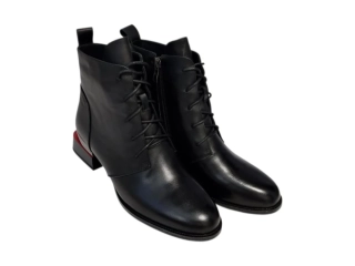 Urban Ladies  černé kotníkové boty s moderním kovovým detailem