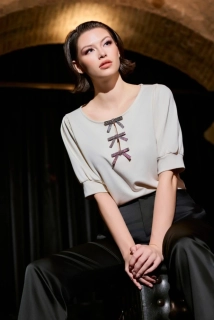 Monari elegantní krémová halenka s ozdobnými mašličkami