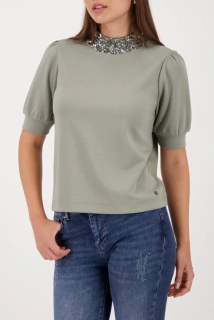 Monari top s krátkým rukávem a výrazným zdobeným stojáčkem