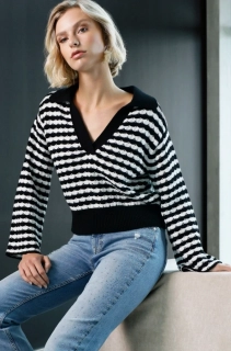 Monari polo svetr se strukturovanými pruhy