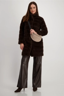 Monari útulný a stylový kabát z umělé kožešiny